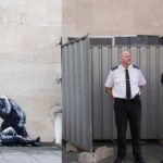 Λονδίνο:-Γκράφιτι-του-banksy-έξω-από-δικαστήριο-προκάλεσε-κινητοποίηση-της-αστυνομίας