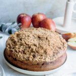 Κέικ-μπαχαρικών-με-γέμιση-από-καραμελωμένα-μήλα-και-τραγανή-επικάλυψη-αμυγδάλου