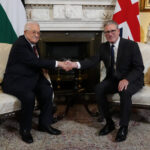 Ο-πρόεδρος-της-Παλαιστινιακής-Αρχής,-Αμπάς,-συναντήθηκε-με-τον-Στάρμερ-στο-Λονδίνο