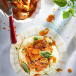 Μοσχάρι-κοκκινιστό-με-κολοκυθοανθούς-και-βασιλικό