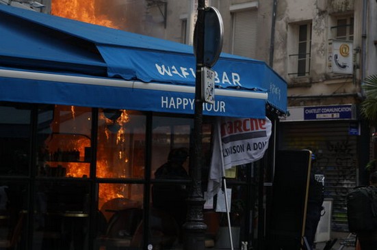 Φωτιά-σε-εστιατόριο-στο-κέντρο-του-Παρισιού-κατά-τη-διάρκεια-των-διαδηλώσεων