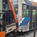 Τραμ-προσέκρουσε-σε-λεωφορείο-στον-Πειραιά-–-Αναφορές-για-30-τραυματίες