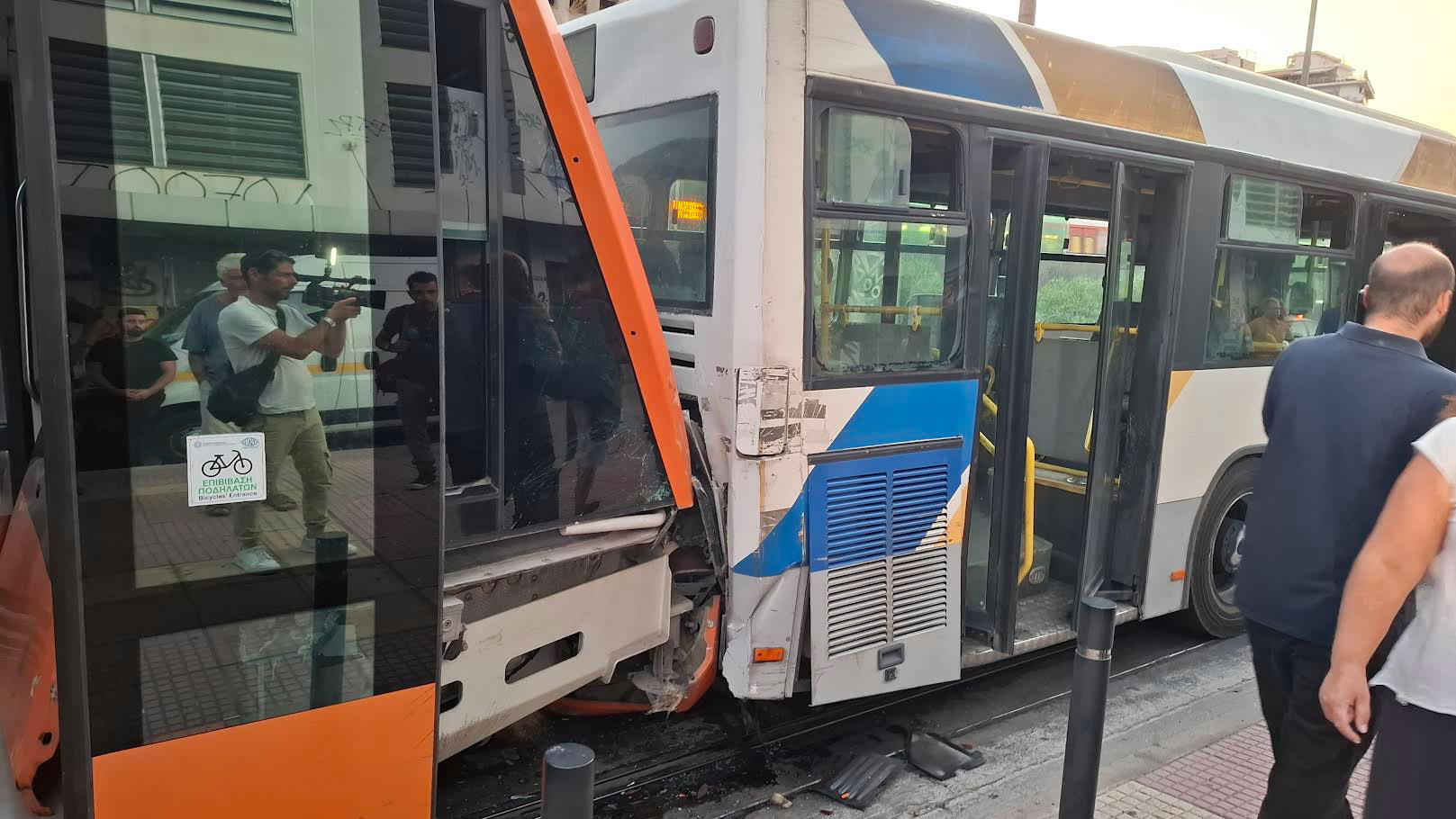 Τραμ-προσέκρουσε-σε-λεωφορείο-στον-Πειραιά-–-Αναφορές-για-30-τραυματίες