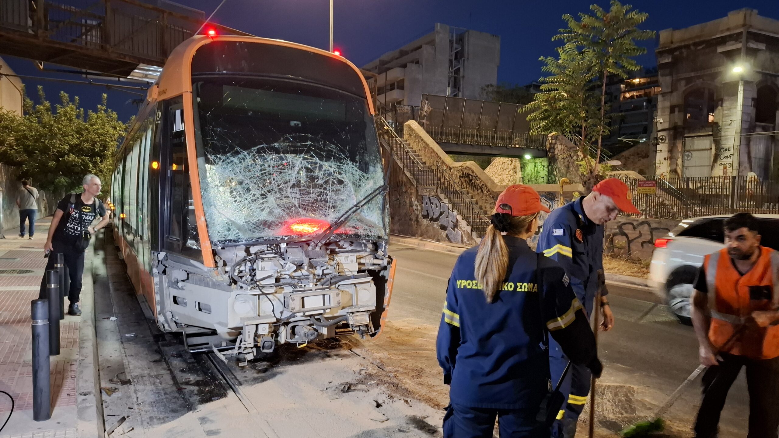 Πρόσκρουση-τραμ-σε-λεωφορείο:-Εικόνες-και-βίντεο-από-το-σημείο-του-ατυχήματος