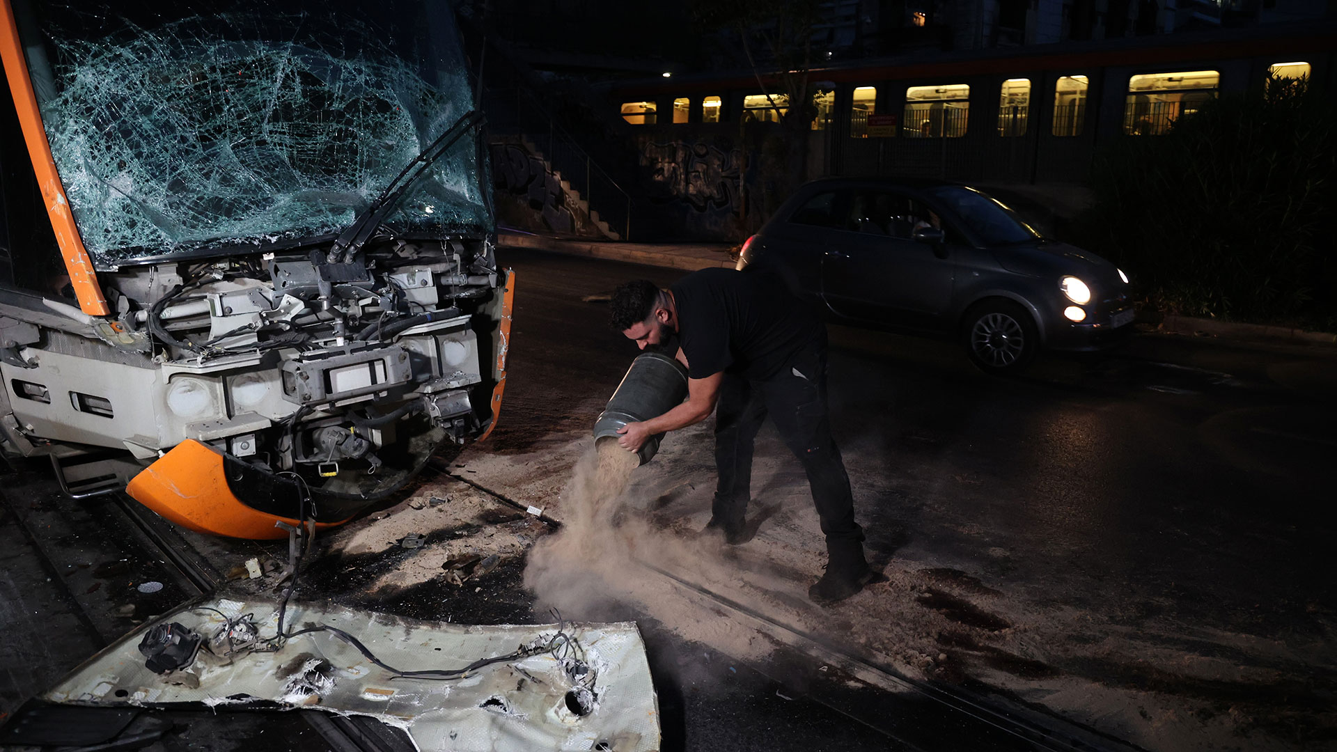 Πρόσκρουση-τραμ-σε-λεωφορείο:-Για-αδιαθεσία-κάνει-λόγο-ο-οδηγός-του-συρμού