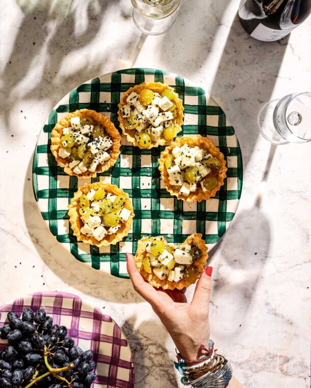 Ταρτάκια-με-έτοιμη-ζύμη,-γεμιστά-με-μαριναρισμένο-μανούρι,-σταφύλι-και-μέλι