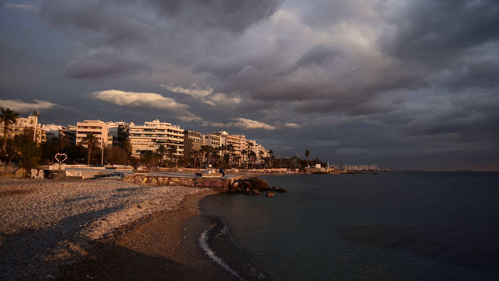 Καιρός:-Πού-αναμένονται-βροχές-και-καταιγίδες-–-Εως-36-βαθμούς-η-θερμοκρασία
