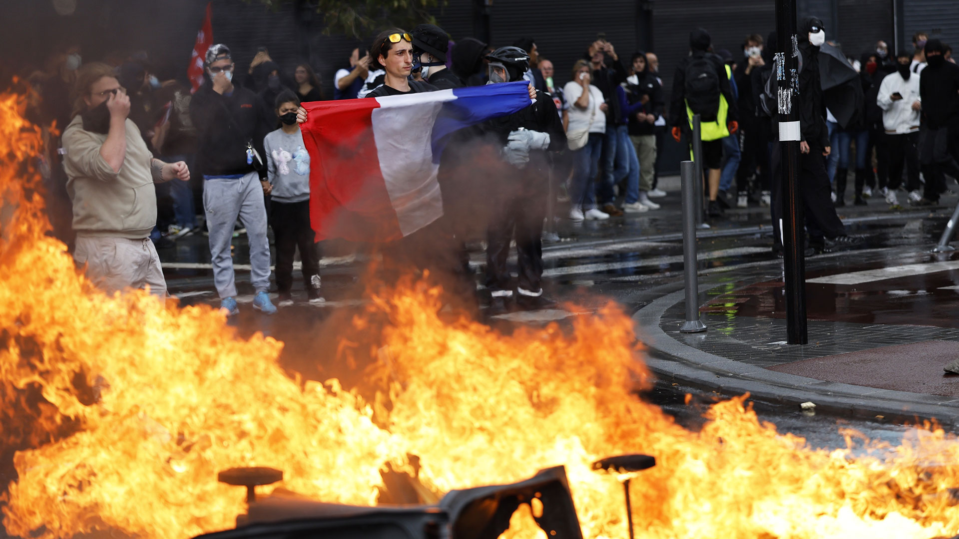 Αλλαγή-σκυτάλης-εν-μέσω-μαζικών-διαδηλώσεων-σε-όλη-τη-Γαλλία