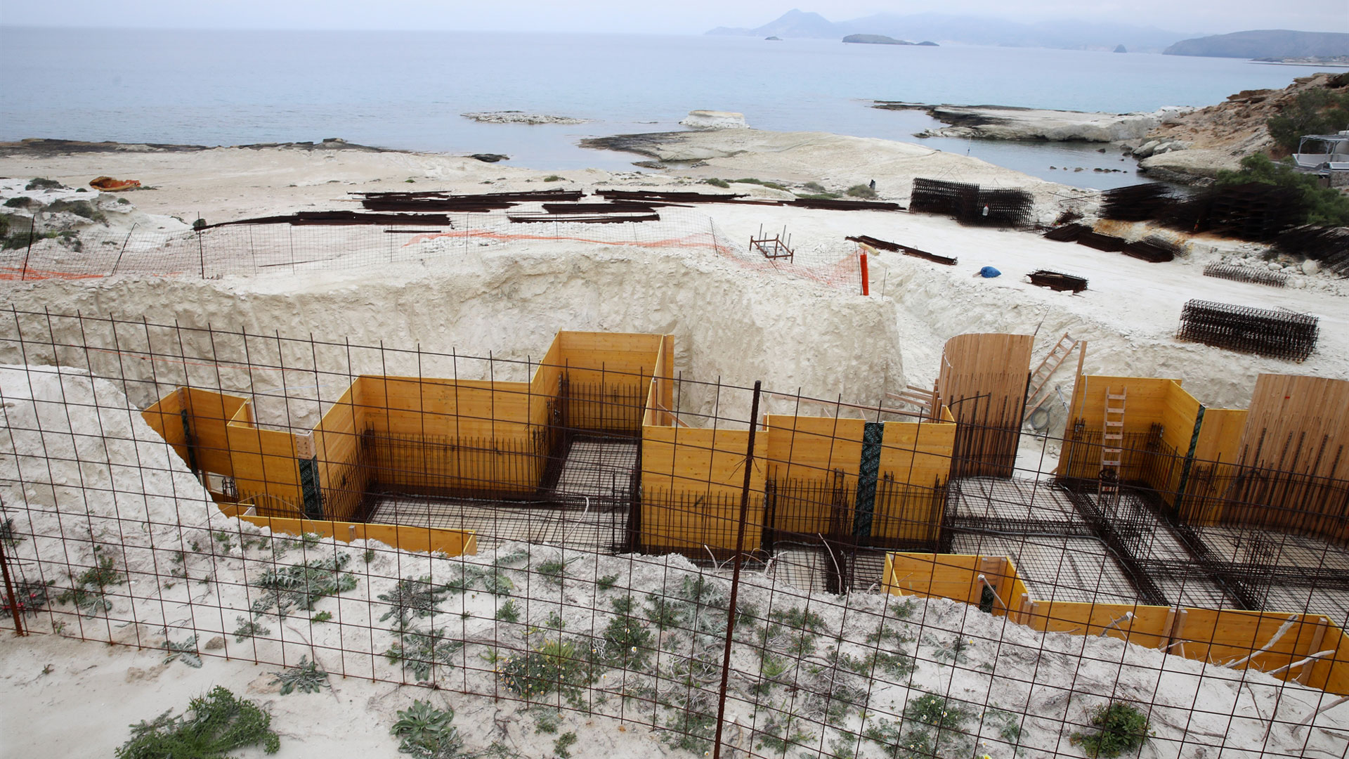 Μήλος:-«Φρένο»-στην-ανέγερση-ξενοδοχείου-στο-Σαρακήνικο