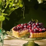 Τάρτα-με-κρέμα-ζαχαροπλαστικής,-κρέμα-αμυγδάλου-και-γρήγορη-«μαρμελάδα»-σταφύλι