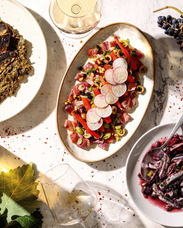 Μπαρμπούνια-μαρινάτα-με-πιπεριές-Φλωρίνης,-σταφίδες-και-κουκουνάρια