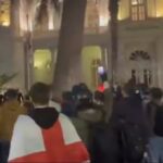Γεωργία:-Συγκρούσεις-αστυνομικών-με-διαδηλωτές-που-επιχείρησαν-να-εισβάλουν-στο-προεδρικό-μέγαρο