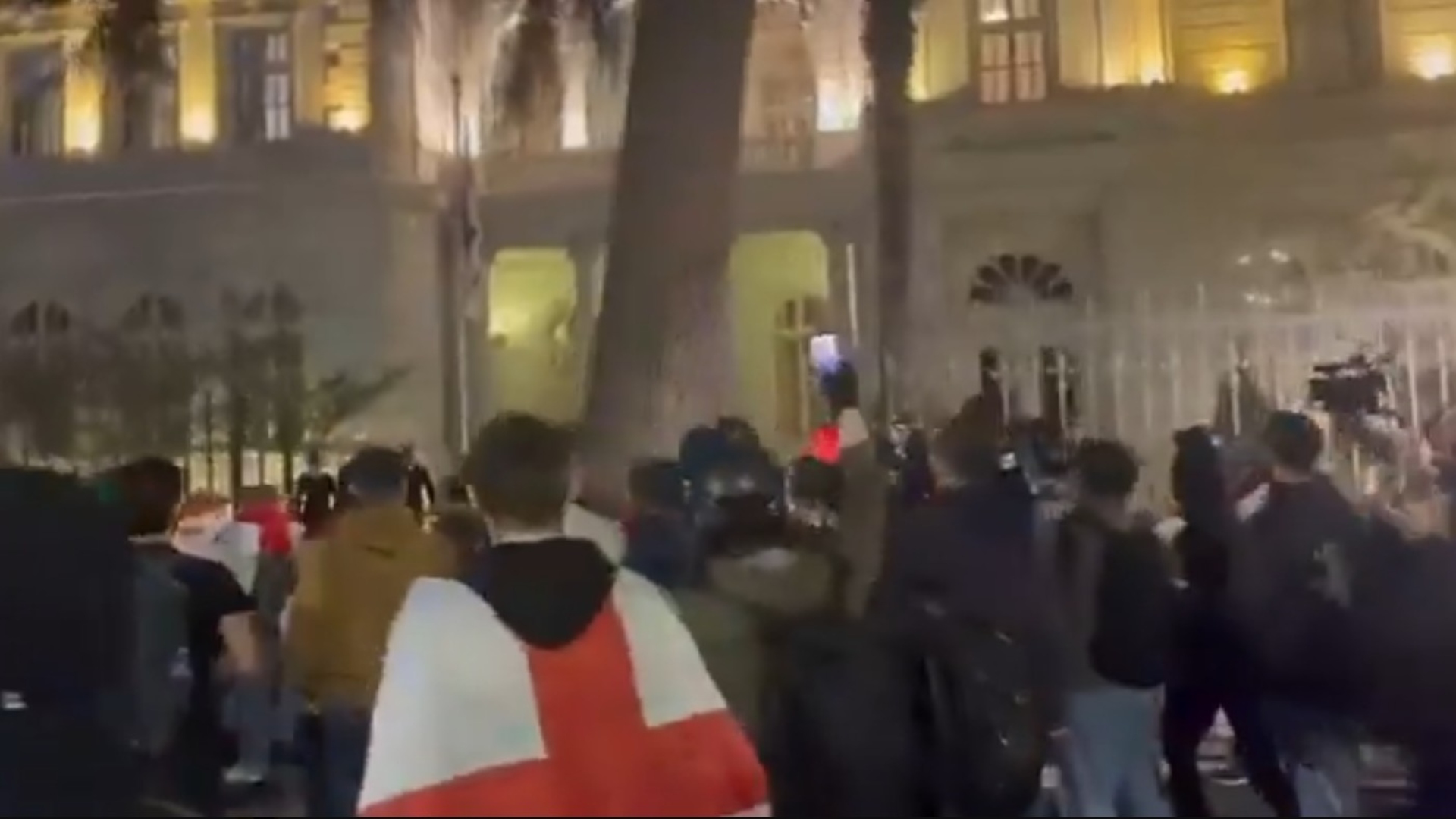 Γεωργία:-Συγκρούσεις-αστυνομικών-με-διαδηλωτές-που-επιχείρησαν-να-εισβάλουν-στο-προεδρικό-μέγαρο