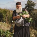 Στο-αγιορείτικο-κελί-του-Αγίου-Νικολάου-ο-πατέρας-Γεώργιος-μαγειρεύει-και-αφηγείται