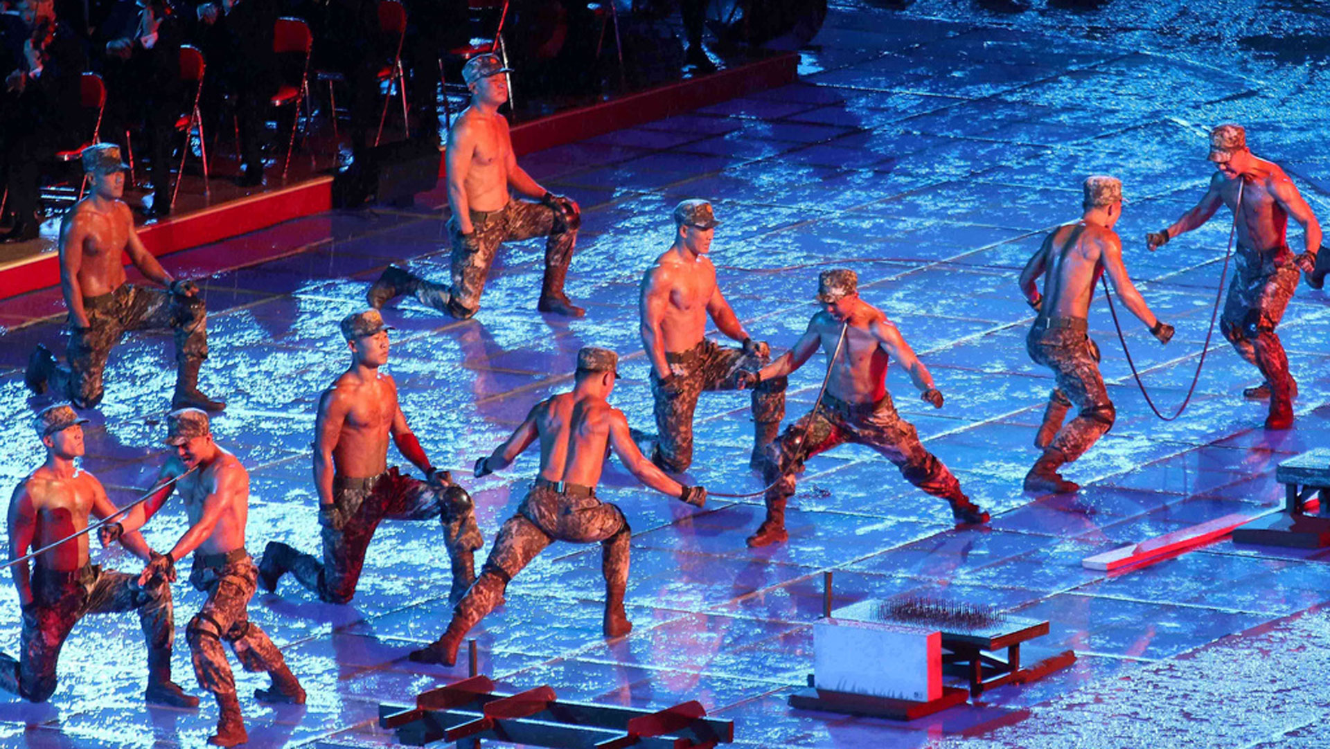 Βόρεια-Κορέα:-Χορεύτριες-και-στρατιώτες-που-έσπαγαν-αλυσίδες-στην-παρέλαση-του-Κιμ-[εικόνες]