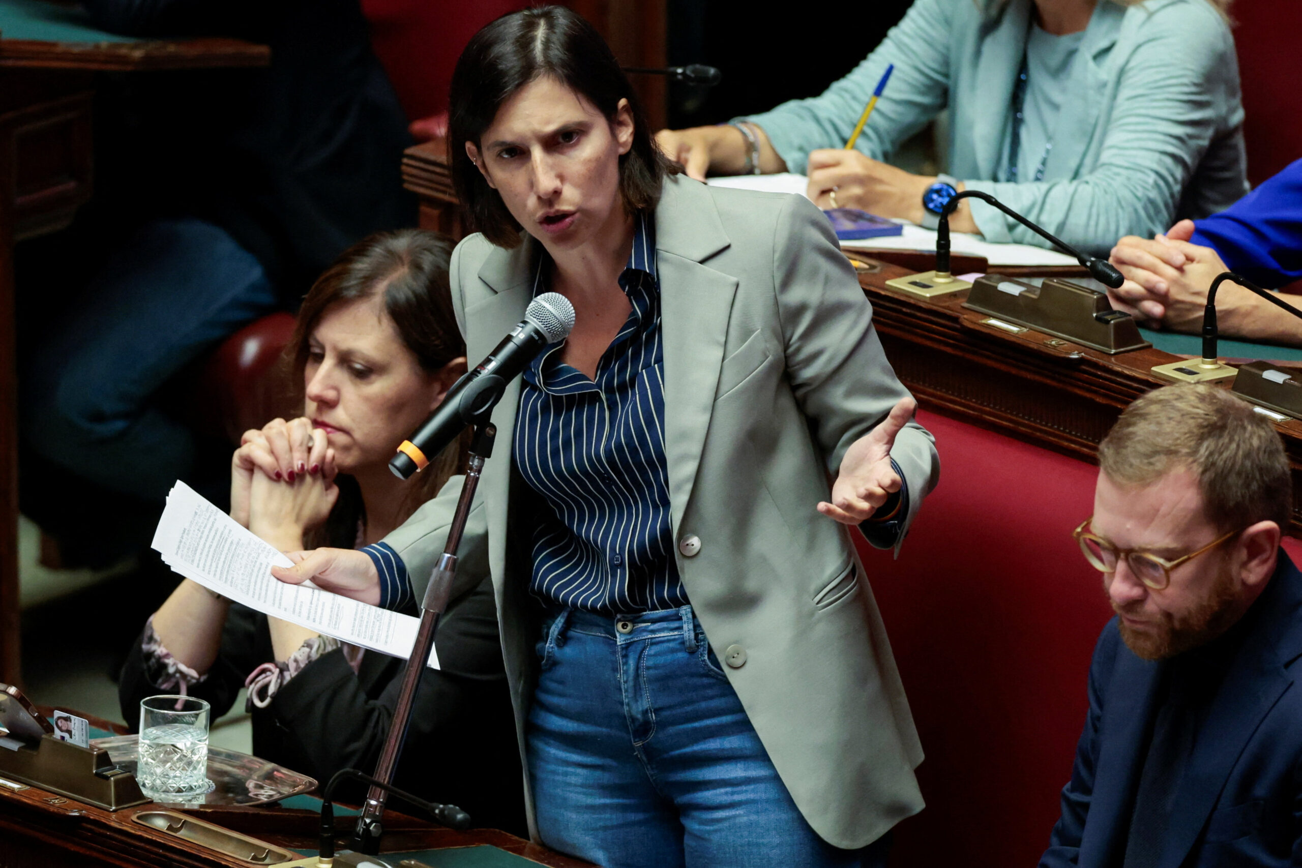 Σφοδρή-κόντρα-Μελόνι-–-Σλάιν:-«Στην-Ιταλία-κινδυνεύει-η-δημοκρατία»-–-«Παραλήρημα»