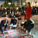 Συγκέντρωση-για-τα-Τέμπη-–-Συγγενείς-των-θυμάτων-ξανάγραψαν-τα-ονόματα-μπροστά-από-τη-Βουλή