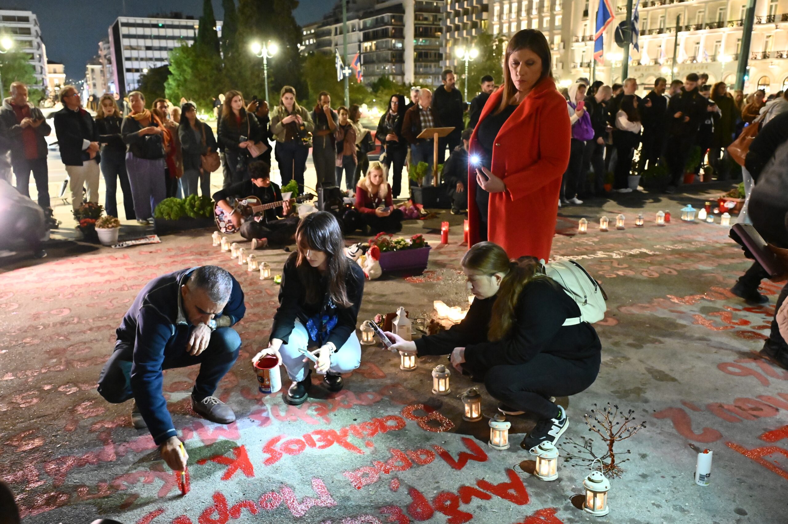 Συγκέντρωση-για-τα-Τέμπη-–-Συγγενείς-των-θυμάτων-ξανάγραψαν-τα-ονόματα-μπροστά-από-τη-Βουλή