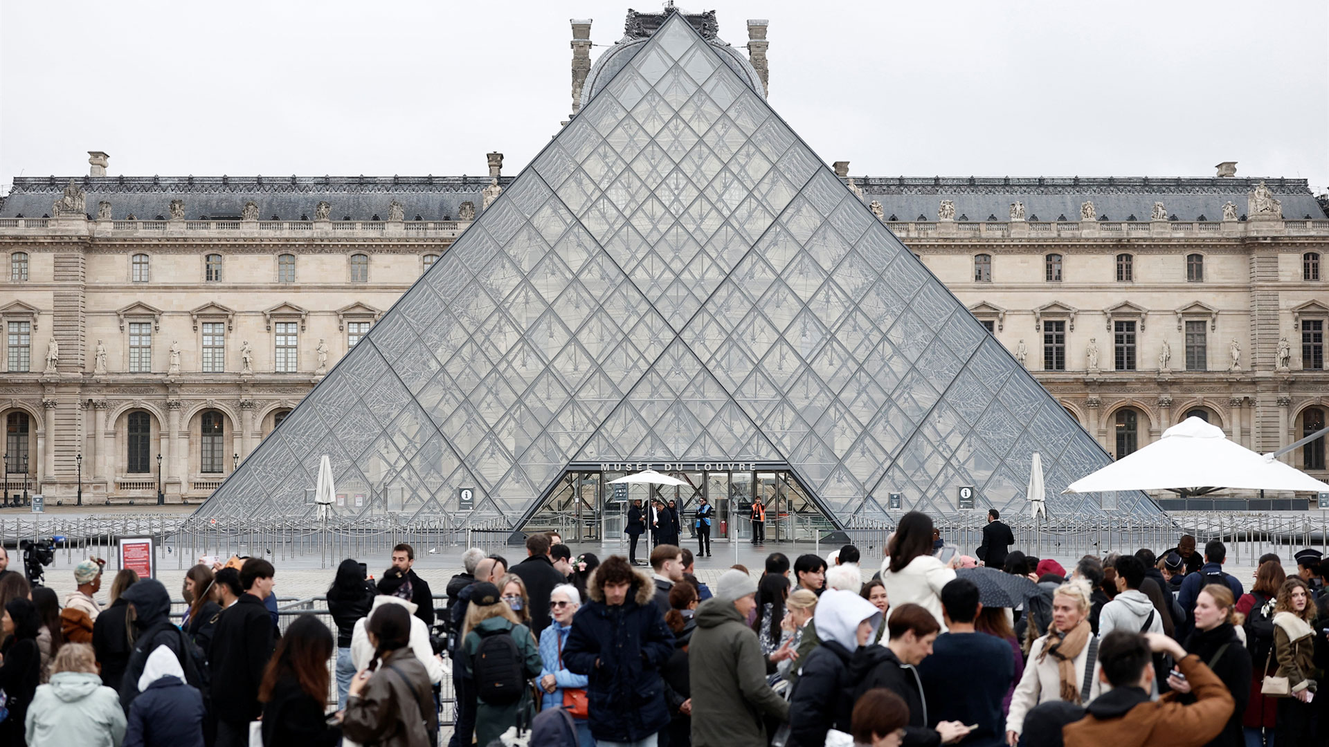 Κλοπή-στο-Λούβρο:-Γιατί-οι-ληστές-στοχεύουν-τα-κοσμήματα