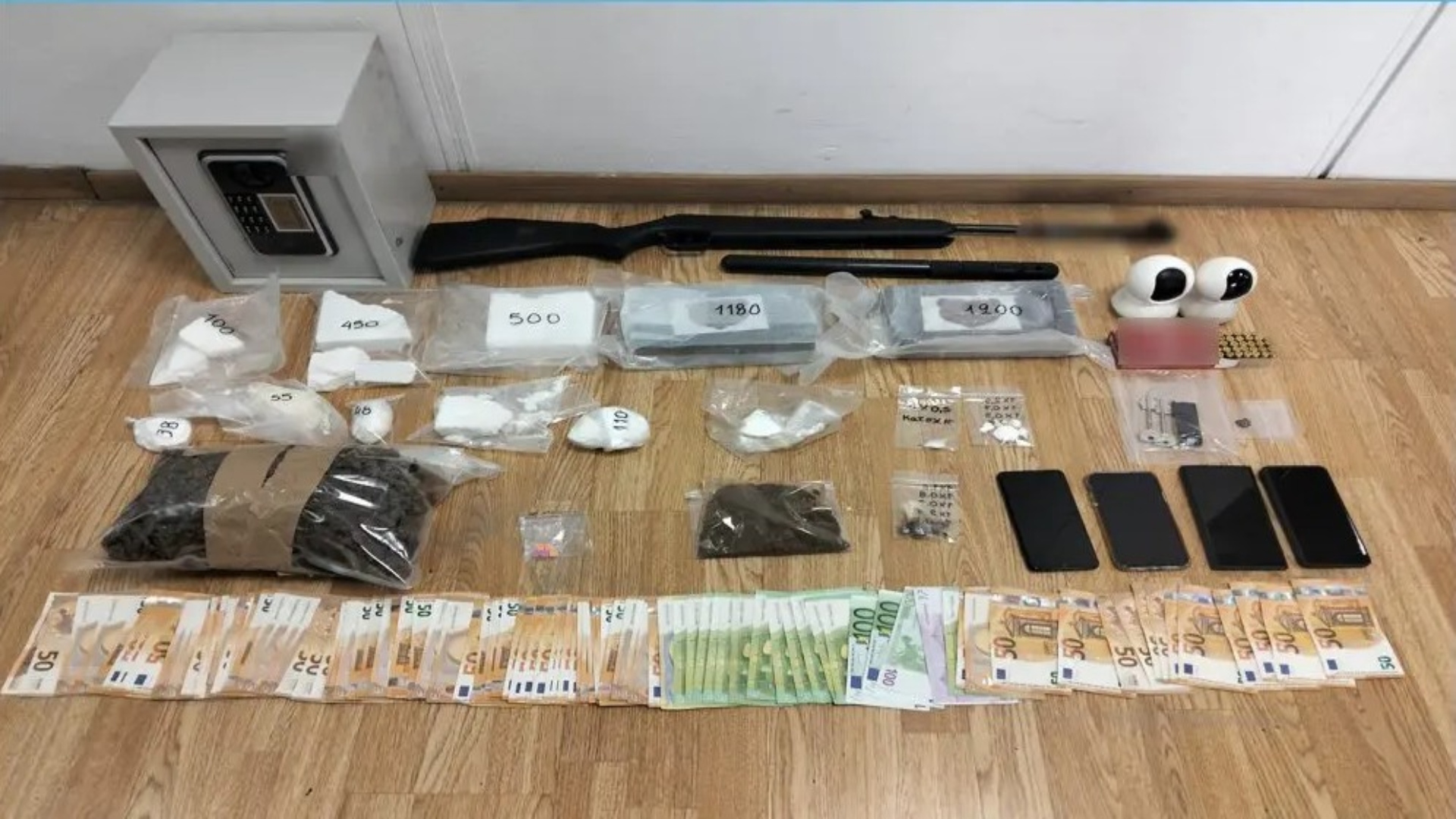 Πειραιάς:-Εξαρθρώθηκε-κύκλωμα-διακίνησης-ναρκωτικών-–-Κατασχέθηκαν-3,8-κιλά-κοκαΐνης