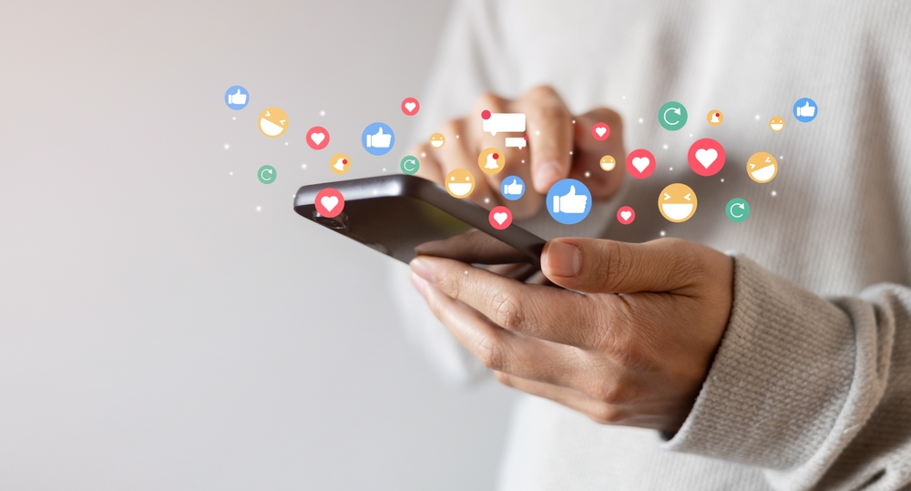 Το-56%-των-Ελλήνων-ενημερώνεται-από-τα-social-media