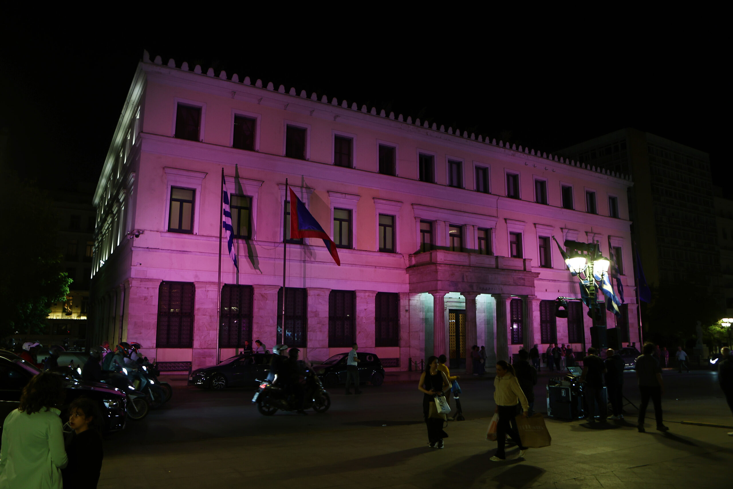 Καρκίνος-του-μαστού:-Στα-ροζ-«ντύθηκαν»-κτίρια-και-μνημεία-σε-όλη-τη-χώρα