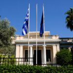 Θεωρείο:-ΕΛΤΑ-vs-1,3-δισ.