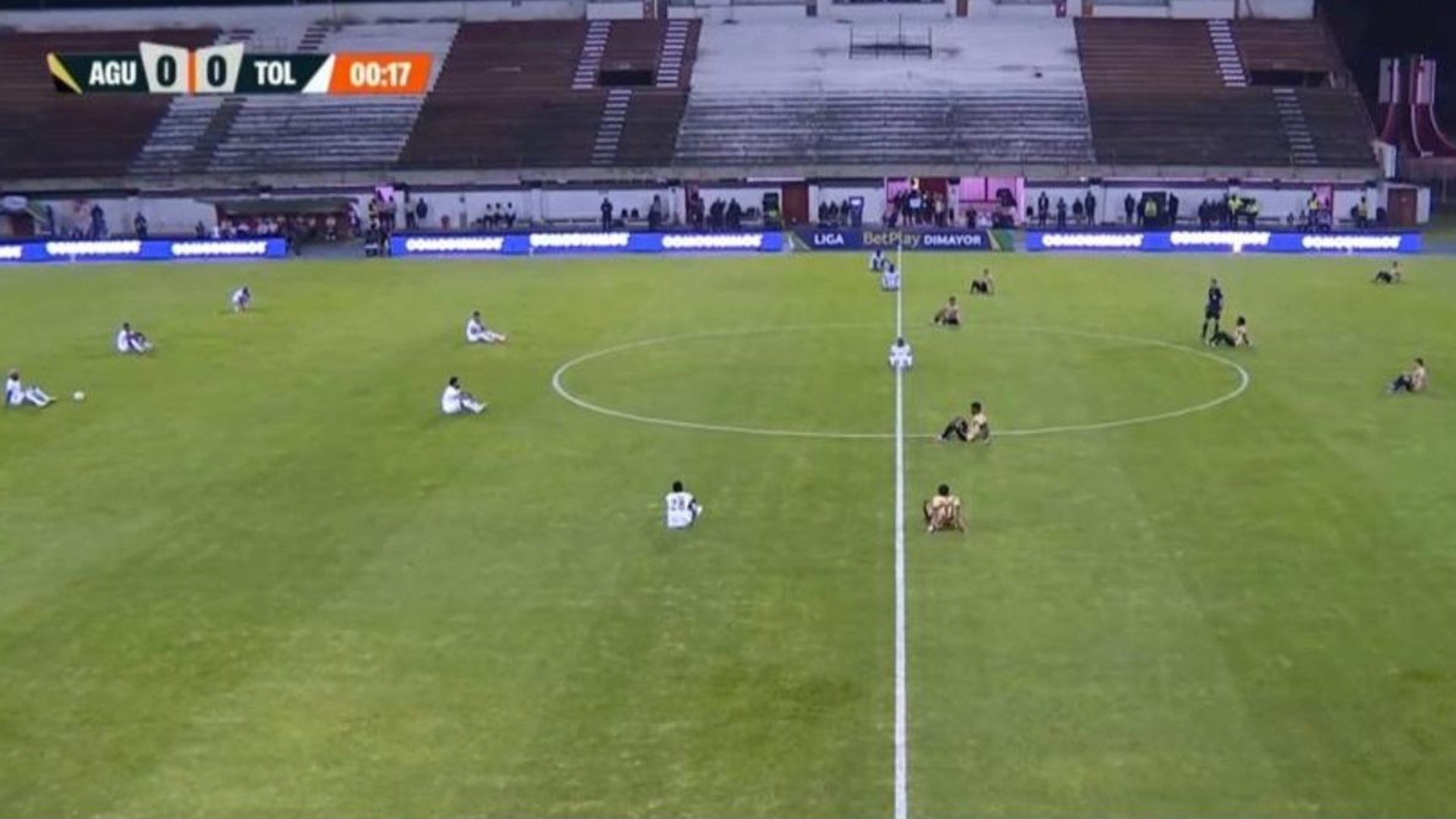 Κολομβία:-Ποδοσφαιριστές-ξάπλωσαν-στο-χορτάρι-απαιτώντας-καλύτερες-συνθήκες-εργασίας