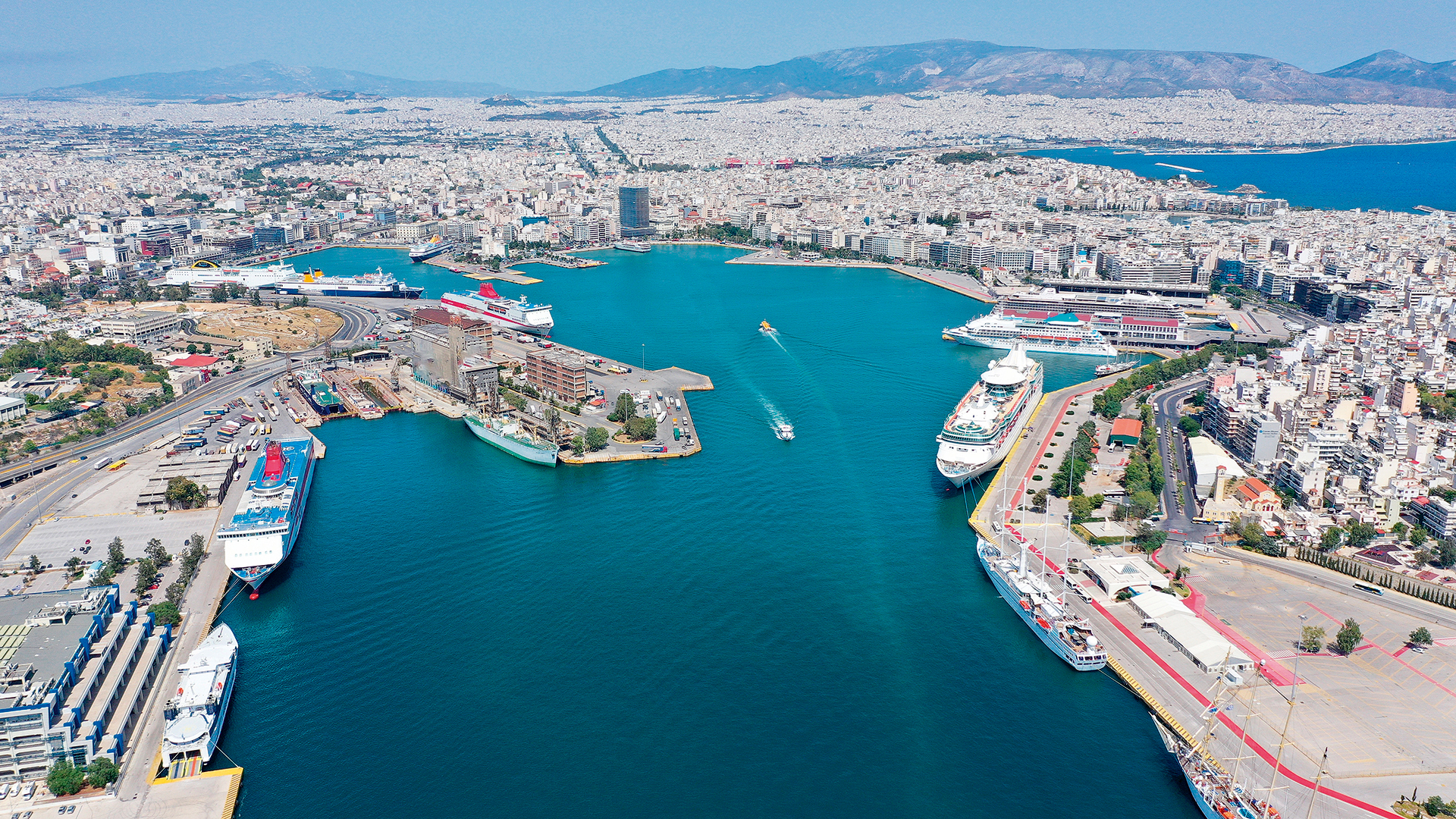 Τι-ψάχνει-η-Επιτροπή-Ανταγωνισμού-σε-τράπεζες,-ακτοπλοΐα