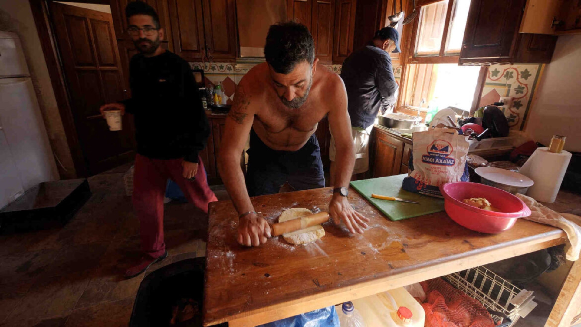 Γιώργο-Βενιέρη,-τι-μαγείρευες-25-μέρες-για-τους-ενάλιους-αρχαιολόγους-στο-Τρίστομο-Καρπάθου;