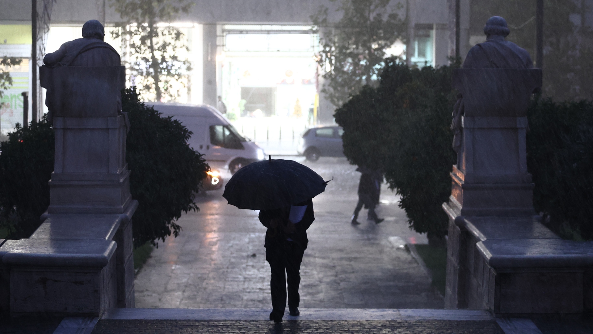 Κακοκαιρία-«byron»:-Ηχησε-το-112-στην-Αττική-–-«Αποφύγετε-μετακινήσεις»