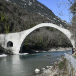Το-γεφύρι-της-Πλάκας-αναστηλώθηκε-με-«υλικά»-του-παρελθόντος