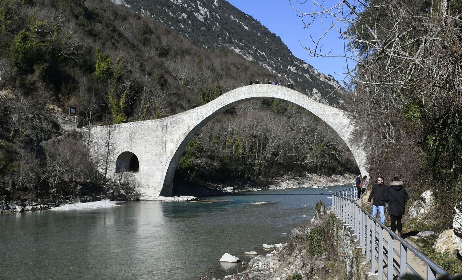Το-γεφύρι-της-Πλάκας-αναστηλώθηκε-με-«υλικά»-του-παρελθόντος
