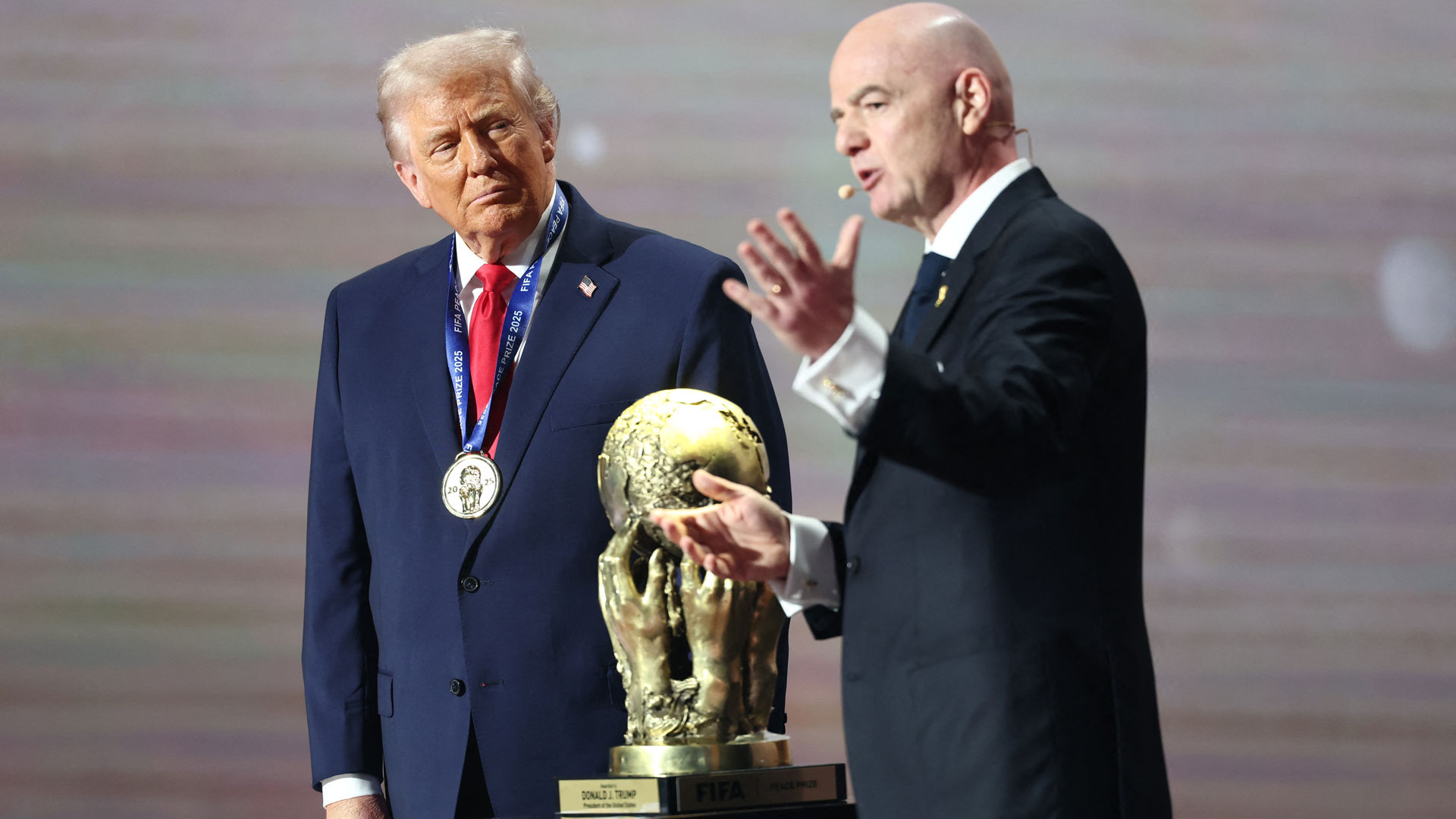 Το-βραβείο-ειρήνης-της-fifa-στον-Τραμπ-–-«Από-τις-μεγαλύτερες-τιμές-της-ζωής-μου»-(βίντεο)