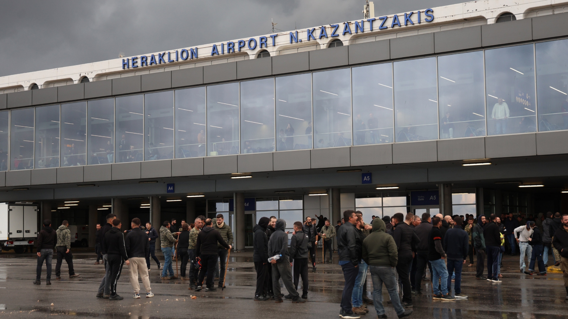 Ανοιξε-το-αεροδρόμιο-στα-Χανιά-–-Πτήσεις-έως-τις-23:00-στο-αεροδρόμιο-Ηρακλείου